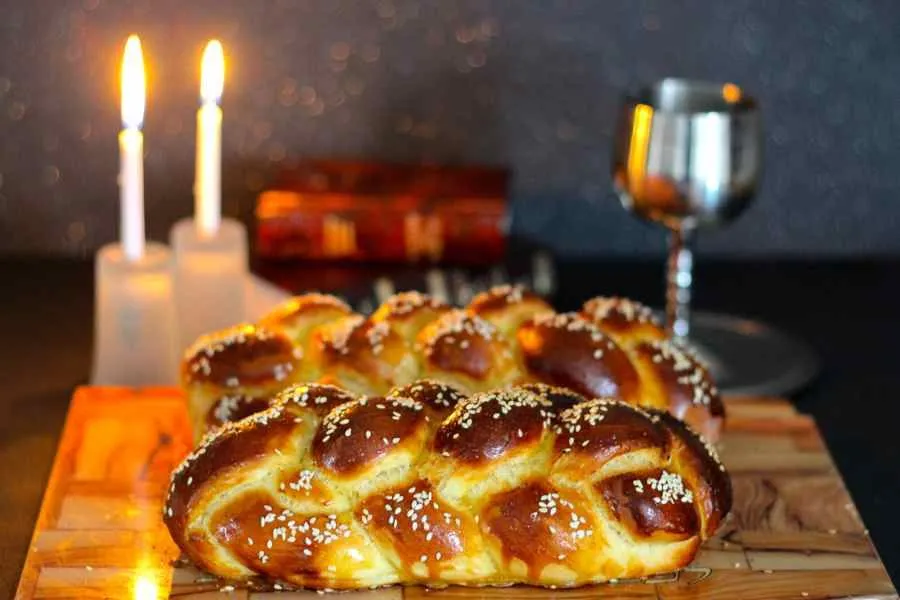 Bougies de Shabbat et pain hallah pour un séjour casher à Saint-Martin