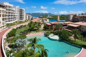 Grande piscine dans une résidence de standing à Saint-Martin
