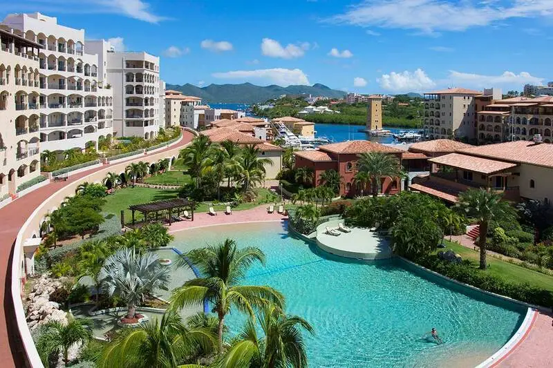 Grande piscine dans une résidence de standing à Saint-Martin