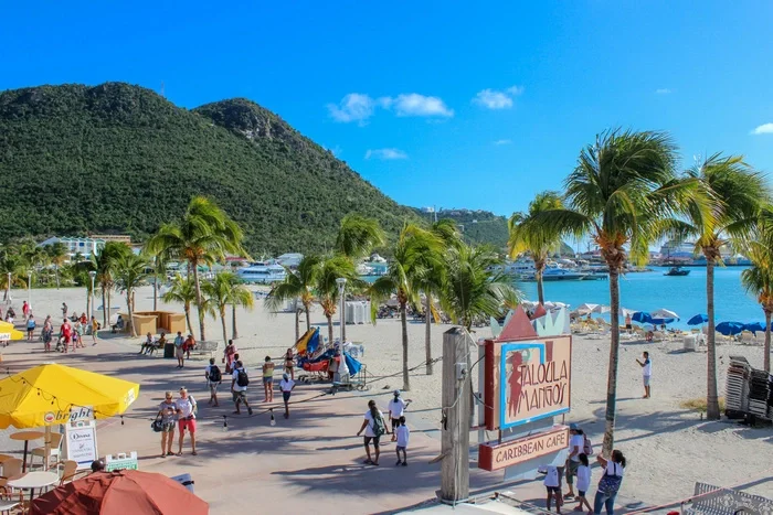 Plage de Philipsburg à Saint-Martin avec promenade et activités