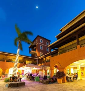 Porto Cupecoy à Saint-Martin en soirée avec restaurants et ambiance animée