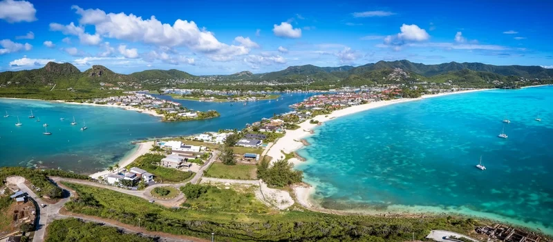 Vue aérienne du lagon et des plages à Saint-Martin