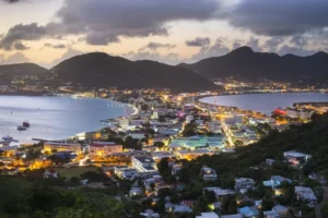 Vue panoramique de Saint-Martin de nuit avec la baie et la ville éclairée