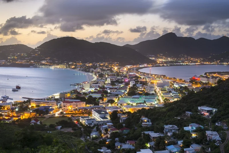 Vue panoramique de Saint-Martin de nuit avec la baie et la ville éclairée