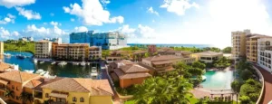 Vue d’ensemble de Porto Cupecoy à Saint-Martin avec marina et résidences